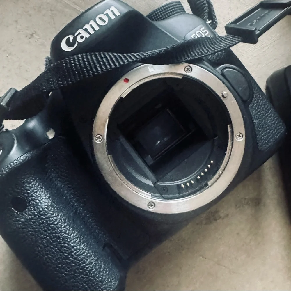 Canon EOS 70D DSLR Camera Body and 75-300 mm lens